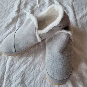 TOMS Women Cozy Gray Slippers with White Lining Size 9